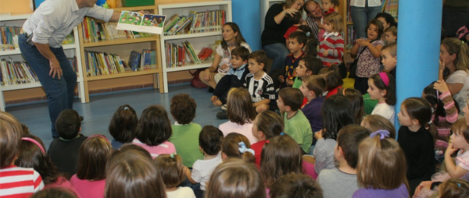 cuentacuentos realizado por vecinos de umbrete en la bilbioteca municipal