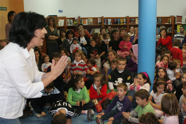 cuentacuentos realizado por vecinos de umbrete en la bilbioteca municipal