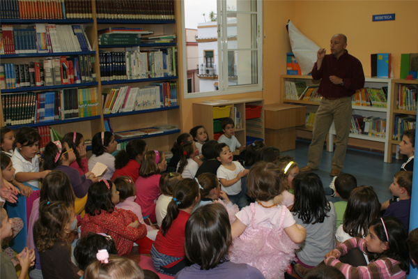 cuentacuentos realizado por vecinos de umbrete en la bilbioteca municipal