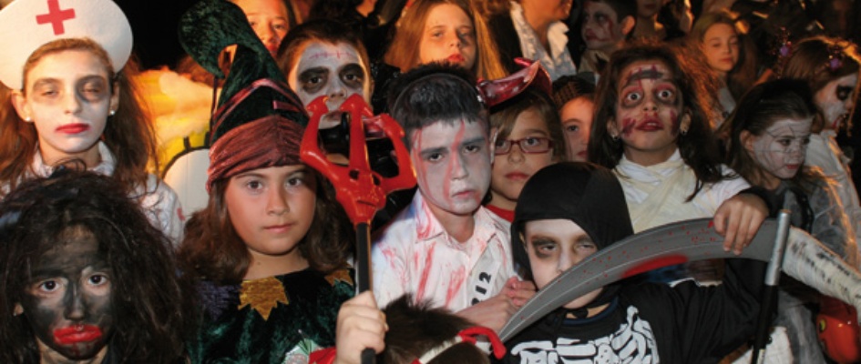 Niños y niñas disfrazados en la fiesta de Halloween