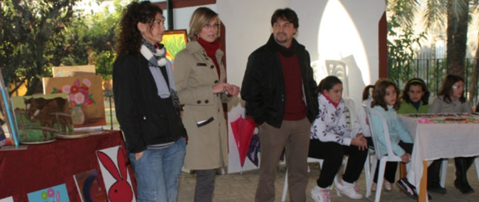 Delegada de servicios sociales inaugurando la exposicion mercadillo