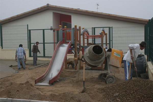 operarios municipales trabajan en parque infantil calle ebro