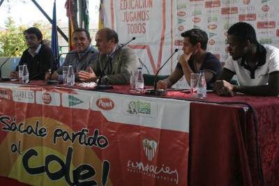 mesa de autoridades en el acto de Sácale partido al cole