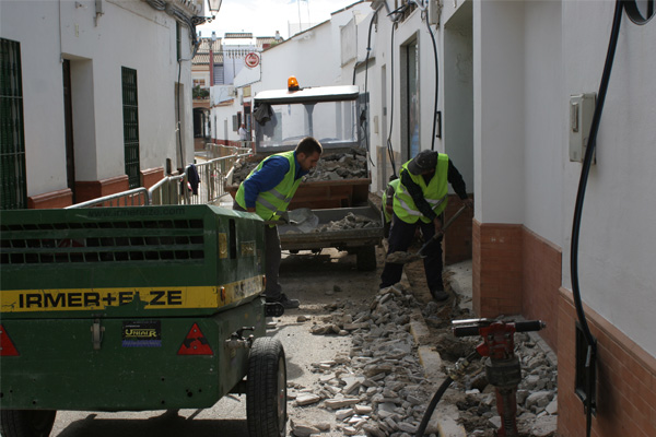 operarios municipales trabajan en la calle Quevedo
