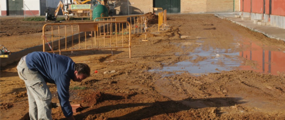trabajadores preparan la urbanización del recinto ferial