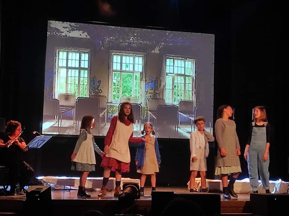 AEMU ESTRENA ANIE UN TEATRO MUSICAL