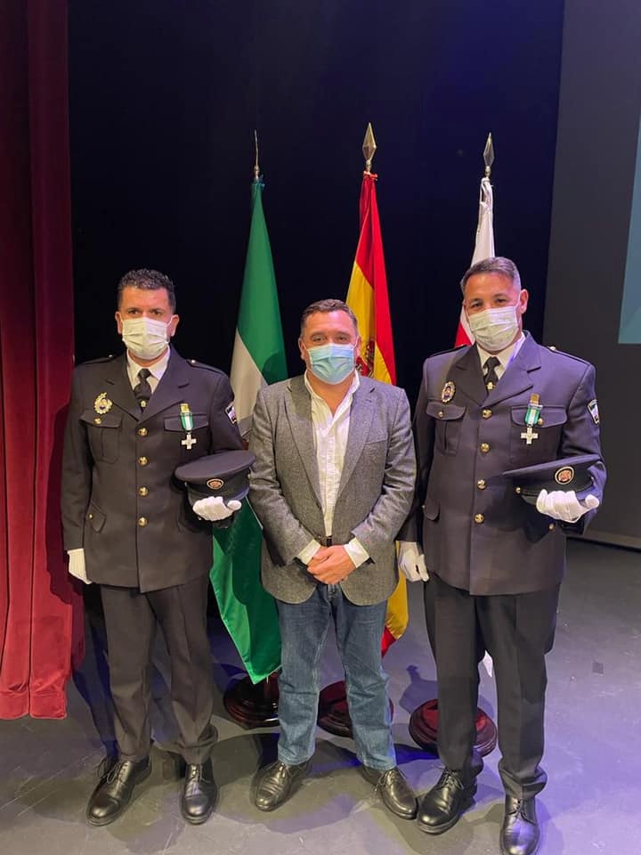 DOS AGENTES DE LA POLICÍA LOCAL DE UMBRETE CONDECORADOS CON LA CRUZ CON DISTINTIVO BLANCO