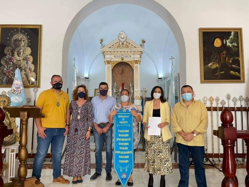 LA HERMANDAD DEL ROCÍO DE UMBRETE RECIBE UNA RÉPLICA DE LA BANDEROLA QUE SE COLOCA EN VILLAMANRIQUE