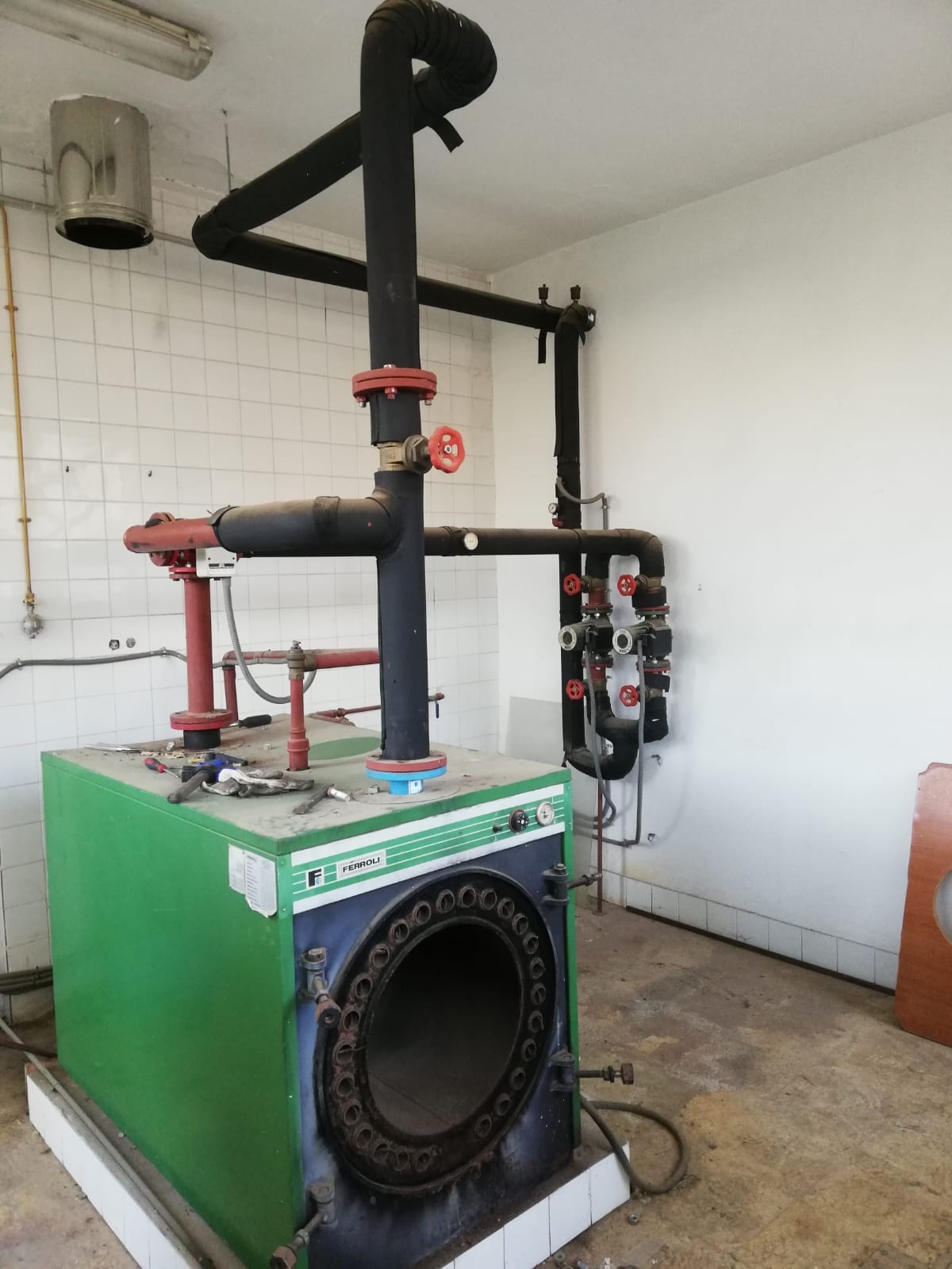 RETIRADA DE LAS CALDERAS EN EL CEIP RUPERTO ESCOBAR 1