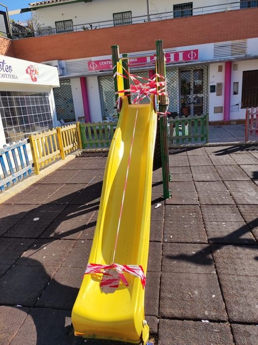 RETIRAMOS UN JUEGO INFANTIL EN LA PLAZA SAN JUAN DE CRUZ